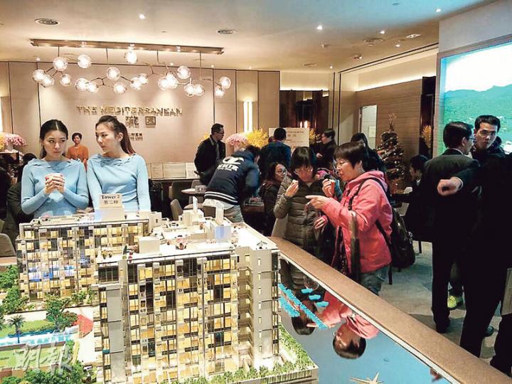 信置西貢逸瓏園敲定周二（22日）發售96伙，市場估計過去一周累收逾270張入票，超額約兩倍；圖為昨日售樓處的情况。（林可為攝）