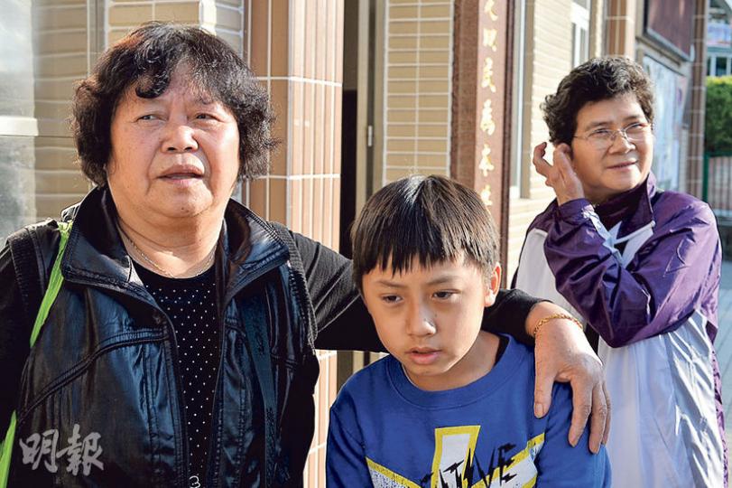 橫台山村村民鄧女士（左）表示，不是每輛小巴都有配備安全帶，「冇都無辦法，照樣坐」，現在乘小巴亦不敢睡覺，因為要捉緊扶手。（蘇智鑫攝）記者昨日乘搭與前日車禍同路線的小巴，發現仍有乘客沒佩戴安全帶。（蘇智鑫攝）