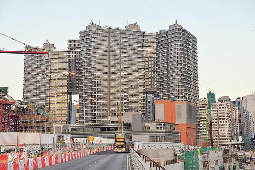 港鐵現有7個物業發展項目獲綠建環評的暫定金級評估認證，包括最新落成的柯士甸站上蓋Grand Austin（圖），其前身為廣東道政府合署，在建築期間循環再用拆卸政府合署的六成廢料作環保地磚，提升項目的環保效能。（鄧宗弘攝）