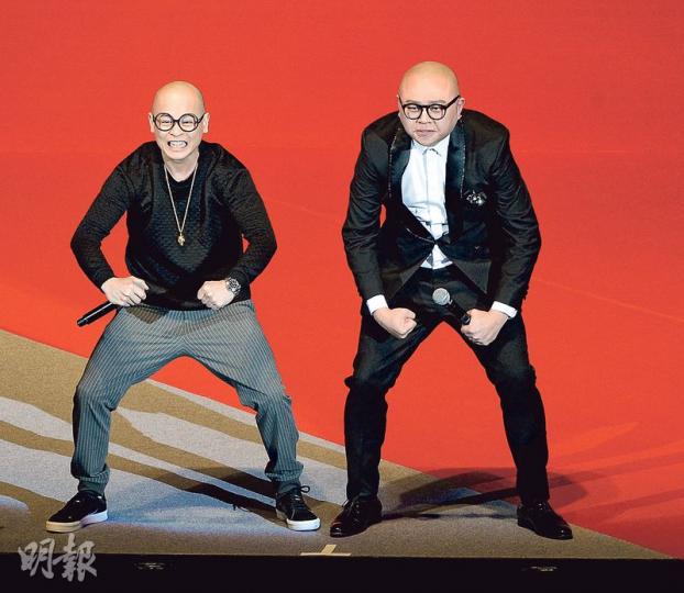 Bob（右）跟側田（左）兩個光頭佬儼如一對親生兄弟。（攝影﹕黃梓烜）Bob當眾答謝太太，笑中有淚。（攝影﹕黃梓烜）草蜢以嘉賓身分獻唱《永遠愛著你》，為Bob向太太表心意。（攝影﹕黃梓烜）王祖藍偕同太太李亞男捧場。（攝影﹕黃梓烜）