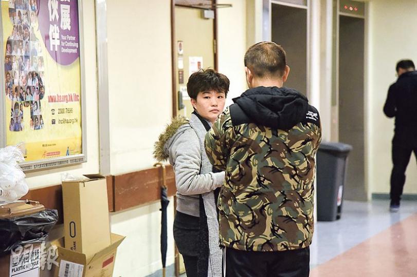 元朗錦上路車禍，一名3個月大女嬰死亡，其同行婆婆及阿姨仍然危殆，女嬰母親阿雪（左）昨偕親友探望母親及胞妹。（林智傑攝）