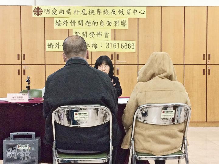 阿玲（右）懷孕期間發現丈夫有外遇，曾兩度想自殺，更打算殺死丈夫，終因不忍心而放棄念頭。圖左為同曾經歷婚外情、發現妻子出軌的阿輝。（黃文雋攝）