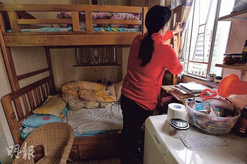 與兩名年幼兒子居於葵涌私樓一個70方呎劏房的新移民May（圖，化名）說，月租由去年3800元升至今年4000元，目前只依賴在內地工作丈夫的薪金交租，兒子常表示希望返回深圳居住，但May希望他們在香港接受教育。（馮凱鍵攝）全港關注劏房平台聯同中大未來城市研究所土地資源及房屋政策研究中心，昨日公布首個劏房租金指數，研究所副所長姚松炎（右）冀未來每個季度可公布新數字，讓劏房戶掌握市場的租金變化。圖左為全港關注劏房平台召集人賴建國。（馮凱鍵攝）
