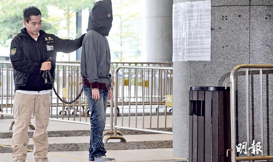 警方偵破本月9日立法會大樓外垃圾桶縱火案，昨拘捕6人，其中一名被捕大專生昨午被押返現場重組案情，包括在起火垃圾桶位置交代犯案經過。（鍾林枝攝）重組案情期間，疑犯曾引領探員到立法會大樓地下的公廁交代案情。（鍾林枝攝）
