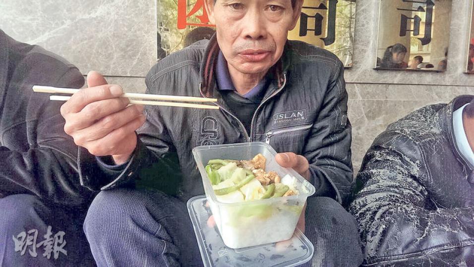兒子失蹤的黃為寶前天逃出後一直不肯吃飯，昨午在眾人勸說下才拿起飯盒。（鄭海龍攝）向來頑皮的9歲洪來寶在父母失去聯絡後，變得沉默寡言。（鄭海龍攝）