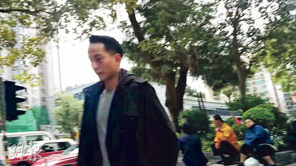 被告張偉倫（圖）原被控17罪，昨開審時承認各4項停牌駕駛及沒有第三者保險罪。（植敏欣攝）