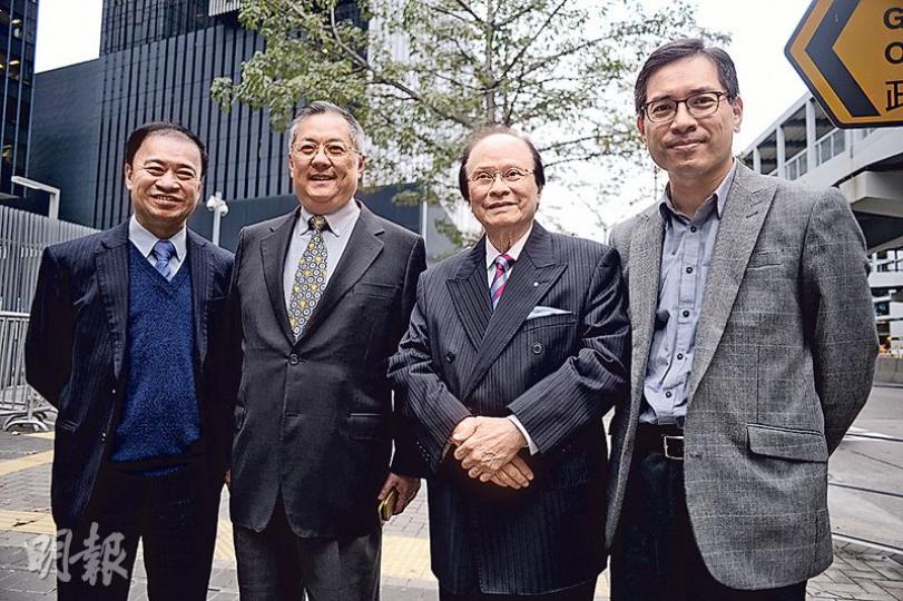 自由黨昨與批發及零售、飲食等業界代表約見財政司長曾俊華，表達旅遊業市道下滑的問題，希望政府有措施協助業界減輕負擔。飲食界立法會議員張宇人（左二）、「阿一鮑魚」創始人楊貫一（右二）等出席。（鍾林枝攝）