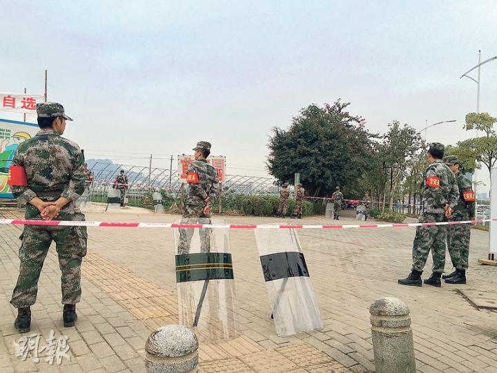 通往紅坳村的小路日前還能出入自如，昨日卻被封鎖，大批民兵駐守，嚴禁外人進入。（明報記者攝）搜救人員徹夜在被泥土埋了一半的大樓附近挖掘，尋找失踨者。（明報記者攝）在失聯人口登記點，有家屬情緒失控昏倒需送院治理。（明報記者攝）