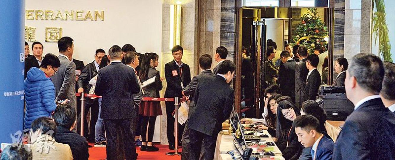 信置西貢逸瓏園昨日進行首輪銷售推出96伙，全日售27伙、套現2.8億元；圖為買家準備進入奧海城2期商場售樓處的情况。（劉焌陶攝）