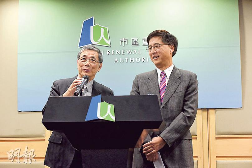 市建局董事會昨舉行會議，落實「煥然壹居」的銷售細節。市建局行政總監林濬（左）表示，決定所有家庭及單身申請者「同一條隊，以電腦抽籤」方式決定揀樓次序，下月初將接受市民申請，預料最快明年5月入伙。圖右為市建局執行董事鄭啟華。（陳淑安攝）