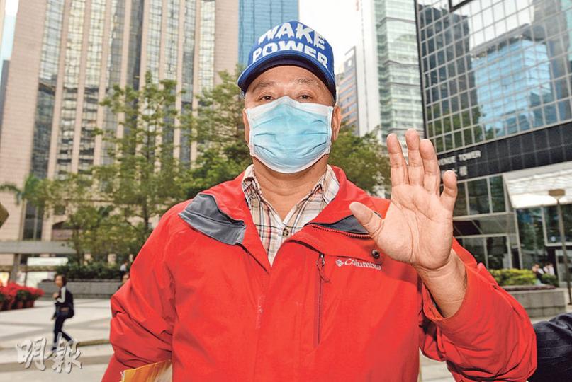 工程判頭丘瑞田早前承認4項串謀向代理人提供利益罪，案件押後明年判刑。丘昨略顯發福，精神較上次提訊時飽滿，他申保釋被拒，要在收押所過冬至及農曆新年。（楊柏賢攝）全港反貪腐反圍標大聯盟成員與一眾翠湖花園業主，昨到區域法院請願，發言人莊榮輝表示，被告丘瑞田只是飾演其中一個角色，仍有幕後黑手在逃，要求「打老虎」徹查事件到底。（楊柏賢攝）