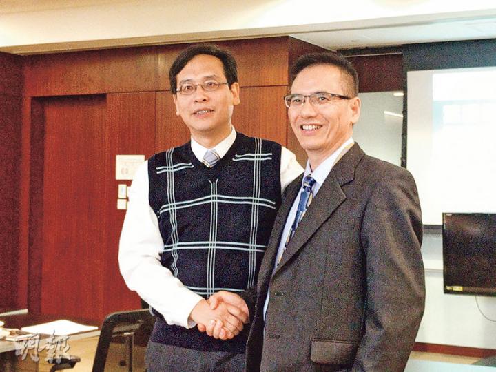 《城市論壇》前主持謝志峰（右）加入咗葉建源嘅議員辦事處做兼職傳媒顧問。葉建源話，自己喺1980年代初擔任港大學生會副會長嘅時候，接受當時已經係記者嘅謝志峰訪問，兩人認識超過30年，惺惺相惜。（梁智康攝）
