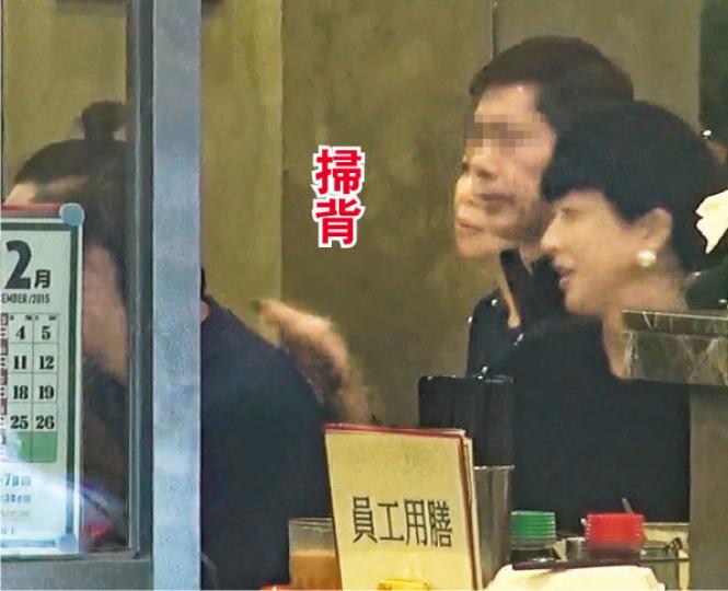 阿徐為Eason掃背脊，一個簡單動作都充滿愛。（攝影﹕梁榮達、黃烜梓）Eason是親民歌神，所以食相一樣不拘小節。（攝影﹕梁榮達、黃烜梓）Eason與阿徐眼神交流，甚有默契。（攝影﹕梁榮達、黃烜梓）陳奕迅與徐濠縈由拍拖到結婚已20年，即使是老夫老妻，都依然好恩愛。（攝影﹕梁榮達、黃烜梓）Eason難得在港，昨日冬至駕着其300萬跑車載太太阿徐遊車河兼搵美食。（攝影﹕梁榮達、黃烜梓）