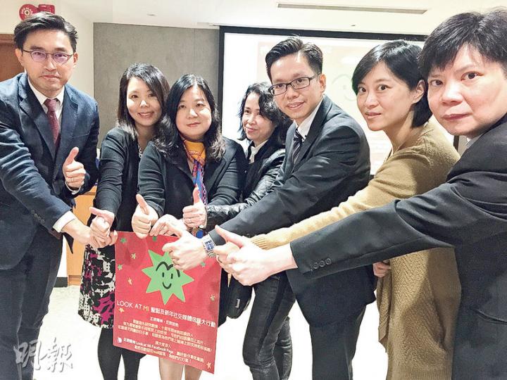 香港精神科醫學院發表「香港精神科醫生的工作概况調查」，回應近日公眾對精神科醫生與病人的關注，圖左一為該院精神科專科醫生李明沖，左四為精神康復者李巧梅。（劉嘉裕攝）