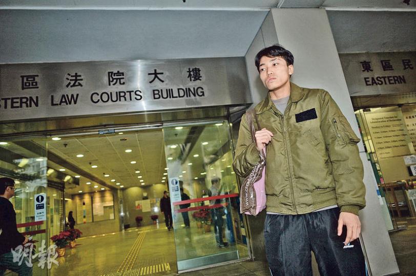 去年10月佔領行動期間，與高級警司葉智強握手、稱要「釋出善意」的楊逸朗（圖），早前辭去輔警一職。楊昨被押解上庭，眼神顯得飄忽，獲准保釋後對記者的提問略見猶豫。（蘇智鑫攝）