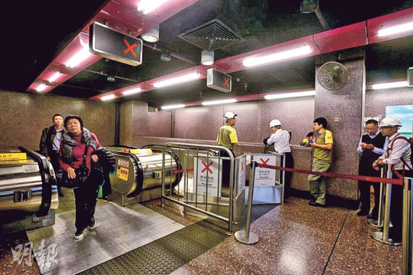 港鐵銅鑼灣站昨發生扶手電梯「炒梯梳」事故，是港鐵3日內第二宗；事後港鐵職員封鎖涉事扶手電梯等候工程人員檢查維修。（黃志東攝）