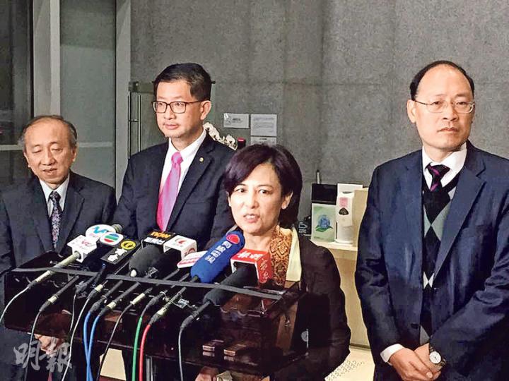 教育局副秘書長陳嘉琪（右二）於會後表示，多個方案均有於會上提出，惟委員較不傾向抽樣考。右一為考試及評核局秘書長唐創時。（楊凱力攝）
