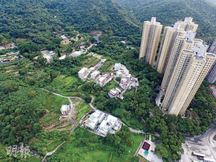 鄉議局的聲明提到,丁屋政策於1972年開始實施,其間政府作過多次修改,例如容許補地價後可即時自由轉讓等,鄉議局形容這等於放寬政策,間接為發展丁屋獲利而非自住開了綠燈。但有團體及學者均質疑鄉議局錯誤理解政策原意。(林俊源攝) 鄉議局的聲明提到,丁屋政策於1972年開始實施,其間政府作過多次修改,例如容許補地價後可即時自由轉讓等,鄉議局形容這等於放寬政策,間接為發展丁屋獲利而非自住開了綠燈。但有團體及學者均質疑鄉議局錯誤理解政策原意。(林俊源攝)