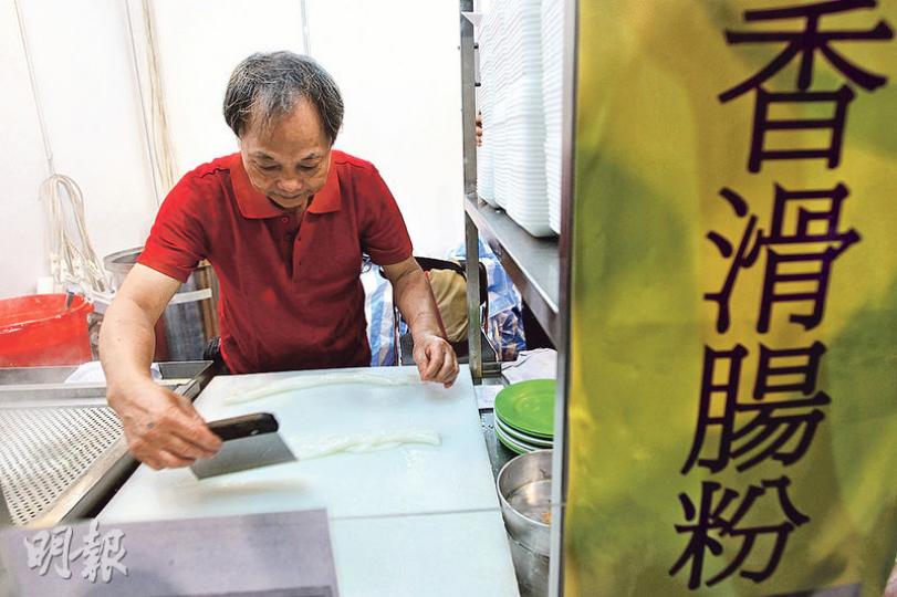 今年於深水埗成立的新記腸粉大皇，出售昔日在桂林夜市大受歡迎的腸粉，食店今次在冬日美食節粉墨登場，老闆曾先生表示屬小試牛刀，「當玩吓咁囉」，希望更多市民認識其食店。（林俊源攝）近年香港開始流行手工啤酒，本地品牌麥氏釀酒廠昨日在冬日美食節登場，負責人麥先生表示，其品牌的啤酒味道較甜，頗適合女士口味，冀藉今次參展讓更多人認識本土產品，期望與更多市民交流。（林俊源攝）