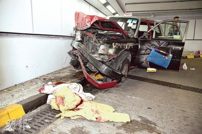 肇事的士車頭嚴重損毁，碎片散地，一些染血衣物遺留地上。（林智傑攝）