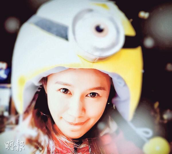 黃翠如戴巨型迷你兵團帽慶祝聖誕節。（微博圖片）