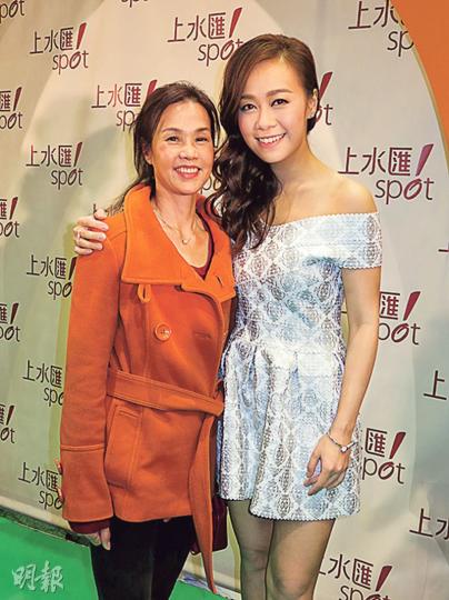 黃心穎的媽咪（左）由溫哥華回港，昨日陪同女兒出席活動。（攝影鎅O者﹕孫慧莊）