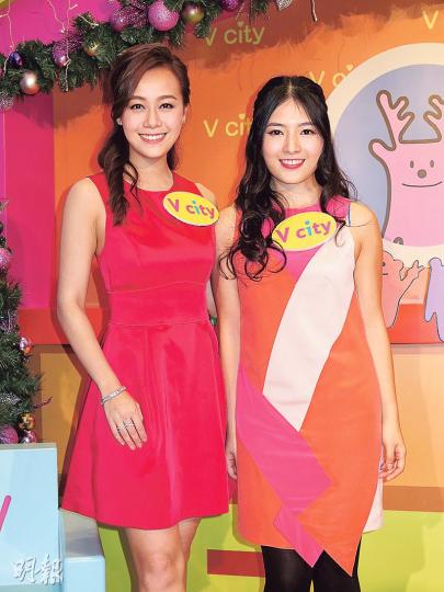 黃心穎（左）與牛雜妹李美琪（右）前晚齊齊倒數迎聖誕。（攝影鎅O者：孫慧莊）