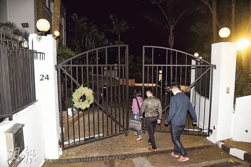 山頂中峽道24號豪宅遭賊人潛入企圖爆竊，探員事後到場調查及蒐證。（蔡方山攝）