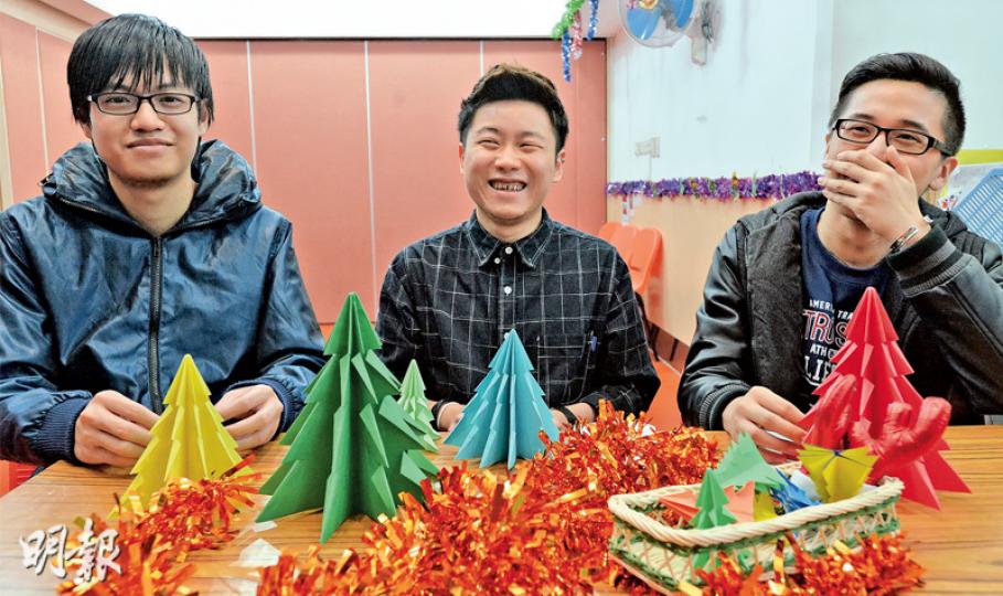 曾經是不願出門的「隱青」阿傑（左起）、Eric、阿民，如今投入工作不再隱蔽，與家人好友歡度快樂聖誕。（楊柏賢攝）?過去面對家門也不敢踏出，但經過社工的協助、家人的支持，（左起）阿傑、Eric、阿民以及不在相中的阿偉上月終於投入工作，4人正式脫離「隱青」行列。（楊柏賢攝）