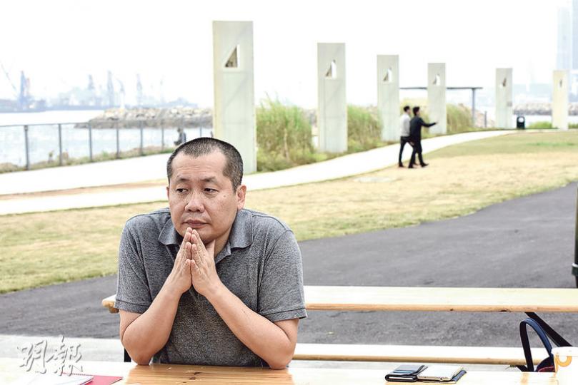 西九管理局表演藝術行政總監茹國烈接受本報專訪時指出，局方所做市場研究顯示，粵劇的主要觀眾群是50歲以上，茹國烈希望10年內把年齡降低10歲，吸引「70後」入場。（陳淑安攝）西九戲曲中心大劇院的6條大柱已在工地豎立，象徵粵劇行當的「六柱制」，即文武生、小生、正印花旦、二幫花旦、丑生及武生6個要角。（馮凱鍵攝）