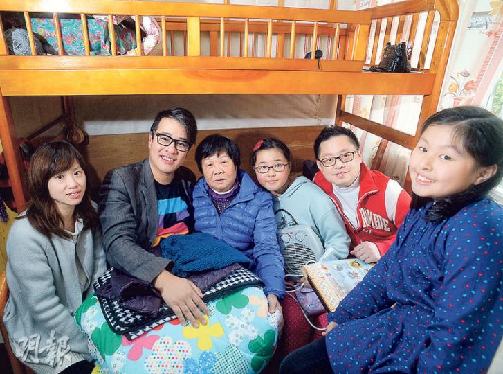 司徒志能（左二）第一次帶同30年好友劉柏榮（右二）、劉的女兒（右一），一起為獨居婆婆劉姐（左三）送暖，他們除了帶來電器，司徒的女兒（右三）也發揮開心果角色，讓劉姐感受到鄰里互助的溫暖，咧嘴而笑。聖雅各福群會項目主任鍾慧蘭（左一）更說，未曾看過劉姐笑得如此開懷。（劉焌陶攝）