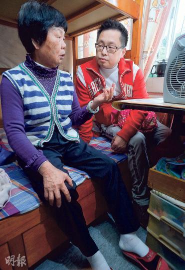聖雅各福群會長者家居維修服務的義工，除了要把電器送上門，還要確保長者學會使用，當日劉柏榮（右）細心向劉姐（左）講解如何使用暖風機，要劉姐複述有關程序，確保她能安全使用。（劉焌陶攝）