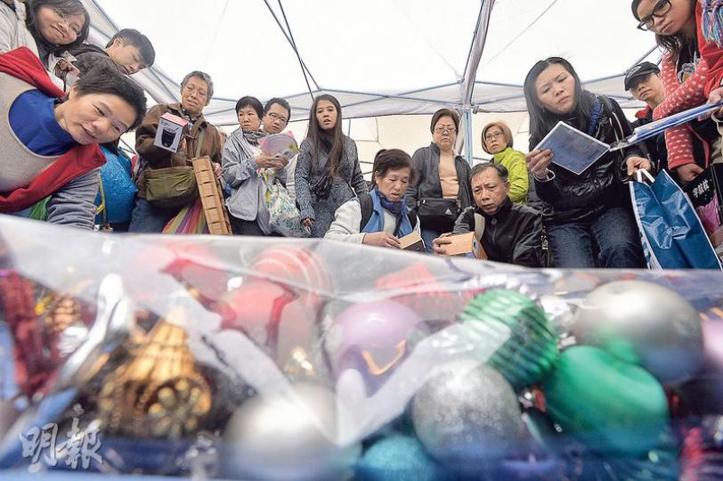 本地二手換物組織「執嘢」昨在西九文化區管理局的「自由約」舉行「後聖誕執禮物大會」,鼓勵市民分享不合用的聖誕禮物,不少人免費找到心頭好,而每當工作人員放置新一輪物品時,便吸引大批人圍觀甚至鬥快搶禮物。(馮凱鍵攝)「執嘢」舉辦的免費換物活動向來受年輕人歡迎,昨日活動由工廠大廈及咖啡店等地,移師到西九文化區的苗圃公園,吸引不少長者及中年人到場。不少長者在場徘徊尋覓心頭好,並「拖篋」及自備袋盛載物品。(馮凱鍵攝) 本地二手換物組織「執嘢」昨在西九文化區管理局的「自由約」舉行「後聖誕執禮物大會」,鼓勵市民分享不合用的聖誕禮物,不少人免費找到心頭好,而每當工作人員放置新一輪物品時,便吸引大批人圍觀甚至鬥快搶禮物。(馮凱鍵攝)「執嘢」舉辦的免費換物活動向來受年輕人歡迎,昨日活動由工廠大廈及咖啡店等地,移師到西九文化區的苗圃公園,吸引不少長者及中年人到場。不少長者在場徘徊尋覓心頭好,並「拖篋」及自備袋盛載物品。(馮凱鍵攝)