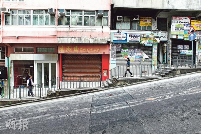 在西環第一街與第二街之間的一段西邊街,年內有4間店舖結業,至今仍然空置。(林俊源攝)通車前,鄰近港鐵出口的高街有多間酒吧、食肆相繼開張,被居民稱為「酒吧街」,但過去一年,多間食肆及酒吧相繼結業。(林俊源攝)在西邊街經營蒸籠店的林先生見證區內變遷,他說西港島線通車後,西邊街的人流比以往少,幸而店舖從事批發,不受影響。(林俊源攝) 在西環第一街與第二街之間的一段西邊街,年內有4間店舖結業,至今仍然空置。(林俊源攝)通車前,鄰近港鐵出口的高街有多間酒吧、食肆相繼開張,被居民稱為「酒吧街」,但過去一年,多間食肆及酒吧相繼結業。(林俊源攝)在西邊街經營蒸籠店的林先生見證區內變遷,他說西港島線通車後,西邊街的人流比以往少,幸而店舖從事批發,不受影響。(林俊源攝)