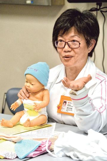 瑪麗醫院婦產科顧問助產士馬家儀說,母嬰之間的肌膚接觸可令新生嬰兒增加安全感,亦可保持體温及減低細菌感染風險,計劃至今已有逾4500對母子受惠。(馮凱鍵攝) 瑪麗醫院婦產科顧問助產士馬家儀說,母嬰之間的肌膚接觸可令新生嬰兒增加安全感,亦可保持體温及減低細菌感染風險,計劃至今已有逾4500對母子受惠。(馮凱鍵攝)
