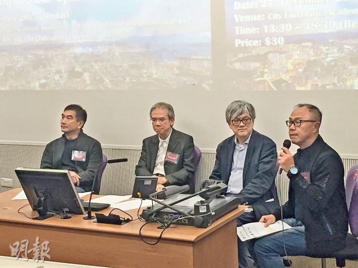 行政會議召集人林煥光(左二)昨出席一個青年論壇時表示,市民不信任政府令政府施政困難,又說現屆政府已下工夫解決房屋問題,但需要時間。圖左一為自由黨鍾國斌,右二為理大中國商業中心主任陳文鴻。(何曉勤攝) 行政會議召集人林煥光(左二)昨出席一個青年論壇時表示,市民不信任政府令政府施政困難,又說現屆政府已下工夫解決房屋問題,但需要時間。圖左一為自由黨鍾國斌,右二為理大中國商業中心主任陳文鴻。(何曉勤攝)