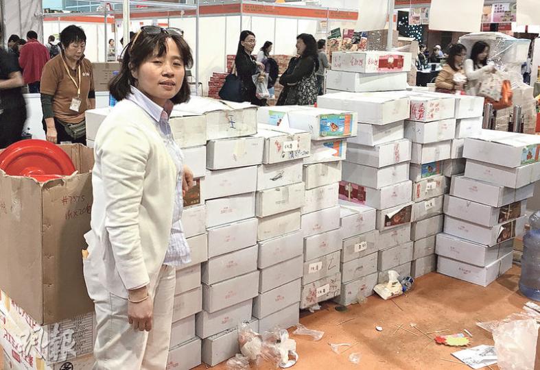 售賣罐頭鮑魚的雷小姐（圖）表示，明年有七成機會不再參展冬日美食節，因為人流少，場地安排差，今年賣剩百箱罐頭鮑魚，反觀去年最後一日只賣剩20箱。（王慧瓊攝）