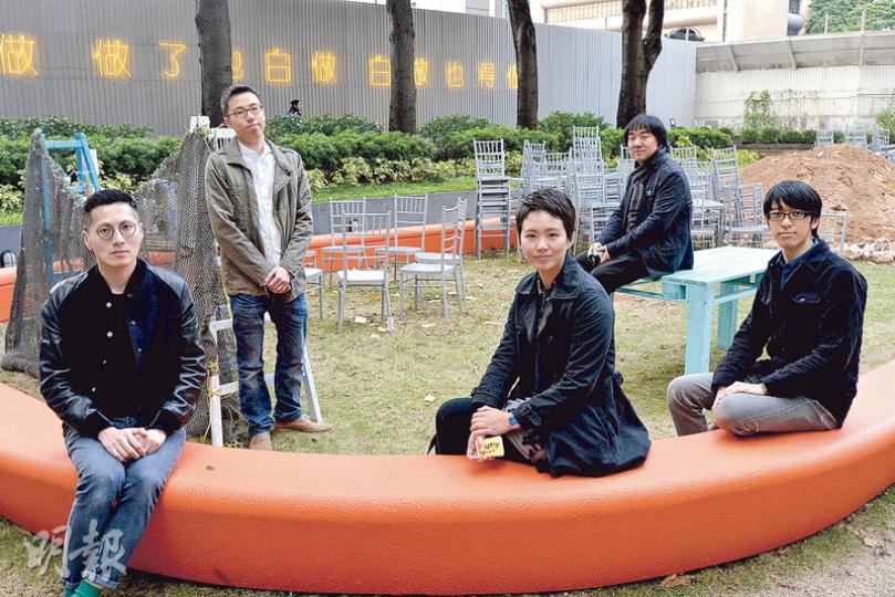展覽場內放置多個藝術家嘅作品,包括楊嘉輝(左起)、「L十」嘅阿朗及Wendy、宋冬及董永康,佢哋坐住嘅地方就係藝術品「白做園」,後面寫住「不做白不做 做了也白做 白做也得做」。(楊柏賢攝) 展覽場內放置多個藝術家嘅作品,包括楊嘉輝(左起)、「L十」嘅阿朗及Wendy、宋冬及董永康,佢哋坐住嘅地方就係藝術品「白做園」,後面寫住「不做白不做 做了也白做 白做也得做」。(楊柏賢攝)