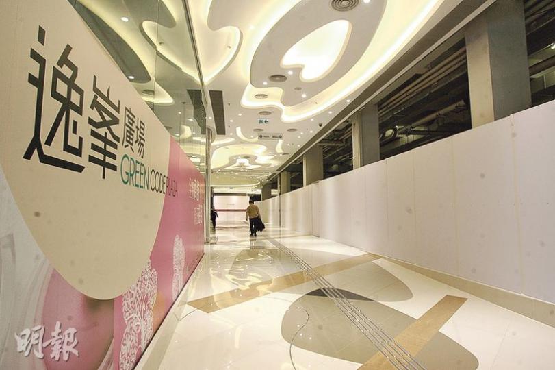 洲立影藝有限公司證實將在粉嶺逸峯廣場開設戲院，現時舖位（右）仍在裝修。（伍浦鋒攝）