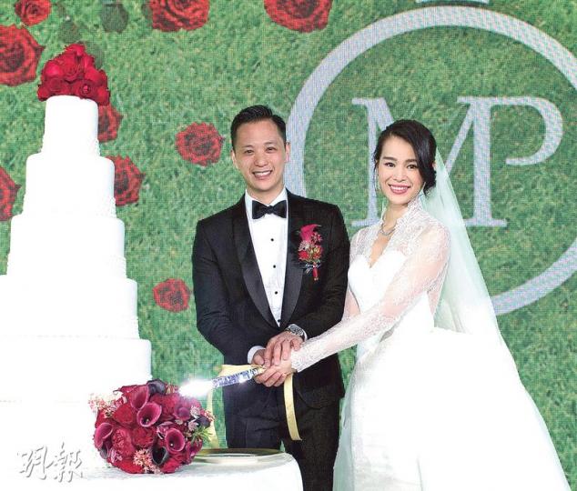 Philip成功接新娘，在記者要求下兩人似接吻魚惜惜，好sweet。（攝影﹕黃梓烜、孫華中、梁迺楠）
