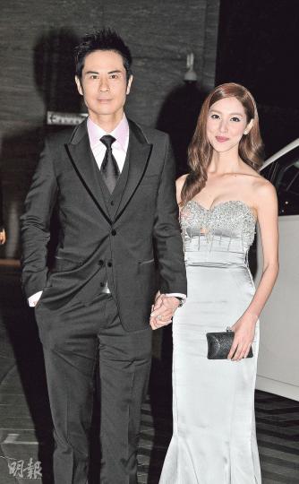 鄭嘉穎首次帶性感谷胸打扮的陳凱琳拍拖亮相，為胡杏兒婚禮助興。（攝影：孫華中、梁迺楠）周麗淇得知舊愛鄭嘉穎與女友在場，她說很正常不會尷尬。（攝影：孫華中、梁迺楠）胡杏兒人緣好，難怪昨晚的婚宴星光熠熠。（攝影：孫華中、梁迺楠）楊怡笑言叫男友羅仲謙幫她去搶花球。（攝影：孫華中、梁迺楠）葉璇與「小默先生」拍拖以來愛得甜蜜經常放閃。（攝影：孫華中、梁迺楠）苗僑偉與太太戚美珍結婚20多年，是恩愛夫妻。（攝影：孫華中、梁迺楠）蕭正楠（左）與好兄弟曹永廉（右）結伴到賀。（攝影：孫華中、梁迺楠）陳倩揚暫未獲公司通