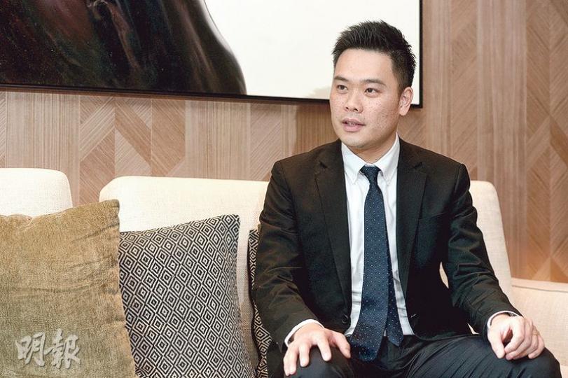 華置助理銷售經理戴健文表示,美國加息對富豪買家並無影響,估計明年豪宅市道可跑贏大市。(黃志東攝)東半山肇輝臺12號共提供24伙,明年上半年將以現樓形式發售,是華置明年重點新盤。(黃志東攝) 華置助理銷售經理戴健文表示,美國加息對富豪買家並無影響,估計明年豪宅市道可跑贏大市。(黃志東攝)東半山肇輝臺12號共提供24伙,明年上半年將以現樓形式發售,是華置明年重點新盤。(黃志東攝)