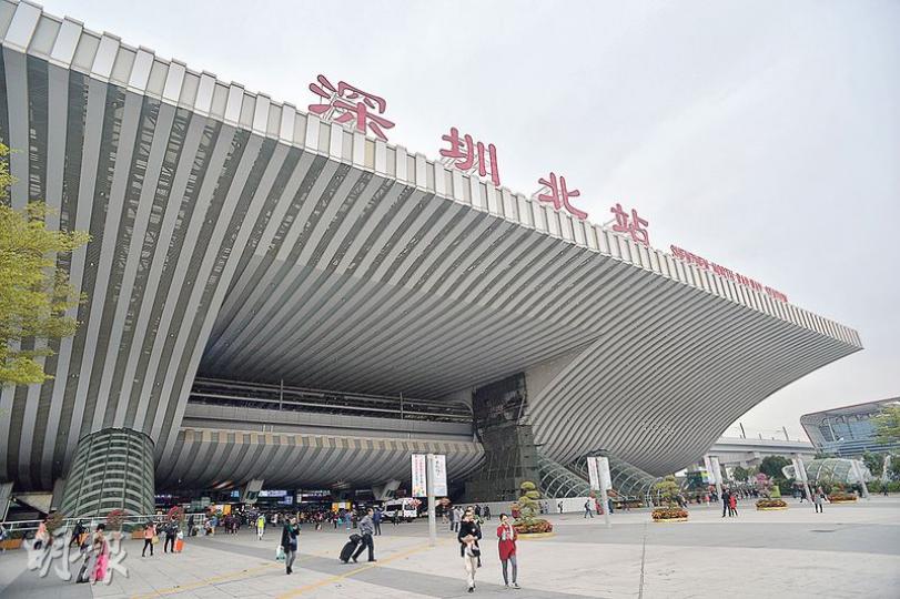 根據國企「中鐵第四勘察設計院」有關車站設置口岸的可行性研究,深圳北站因地理環境等因素而獲推薦設置口岸。立法會議員田北辰亦證實,若一地兩檢觸礁,改裝深圳北站以實行兩地兩檢是最後方案,但仍需面對相當困難。(蘇智鑫攝)號稱亞洲最大地底火車站的廣深港高鐵福田站,今早正式通車啟用,工人昨日最後衝刺,包括加緊製作好車站內的指示牌;但站內商舖仍未有商家進駐。(陳奕募攝) 根據國企「中鐵第四勘察設計院」有關車站設置口岸的可行性研究,深圳北站因地理環境等因素而獲推薦設置口岸。立法會議員田北辰亦證實,若一地兩檢觸礁,改裝深圳北站以實行兩地兩檢是最後方案,但仍需面對相當困難。(蘇智鑫攝)號稱亞洲最大地底火車站的廣深港高鐵福田站,今早正式通車啟用,工人昨日最後衝刺,包括加緊製作好車站內的指示牌;但站內商舖仍未有商家進駐。(陳奕募攝)
