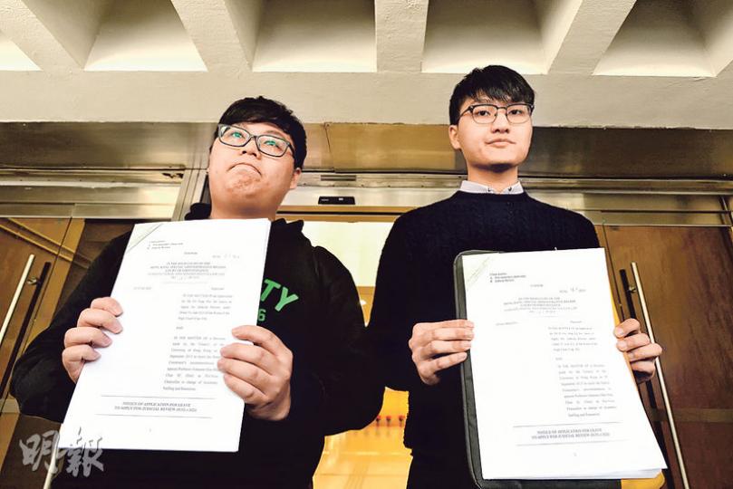 馮敬恩(右)及李峰琦(左)昨分別於高院提出司法覆核申請,要求高院頒令指校委會否決陳文敏的任命是非法及程序不公。馮稱他們的申請理據充分,不擔心遭人質疑濫用司法程序 。(楊柏賢攝) 馮敬恩(右)及李峰琦(左)昨分別於高院提出司法覆核申請,要求高院頒令指校委會否決陳文敏的任命是非法及程序不公。馮稱他們的申請理據充分,不擔心遭人質疑濫用司法程序 。(楊柏賢攝)