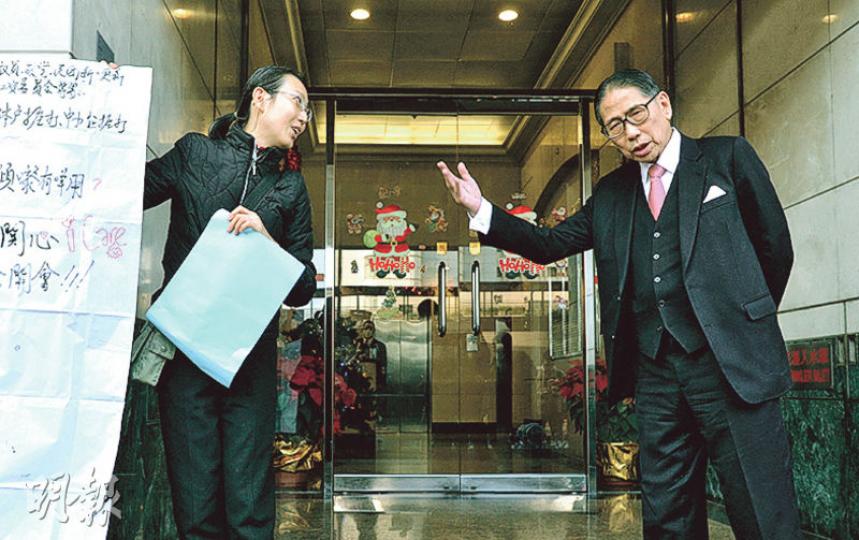 標準工時委員會主席梁智鴻(右)昨於標時會會議前接收示威者請願信。他在會後指報告在勞方缺席下會「有瑕疵」,又指政府已同意有需要可延長委員任期,以便委員會提交詳盡報告。(鄧宗弘攝) 標準工時委員會主席梁智鴻(右)昨於標時會會議前接收示威者請願信。他在會後指報告在勞方缺席下會「有瑕疵」,又指政府已同意有需要可延長委員任期,以便委員會提交詳盡報告。(鄧宗弘攝)
