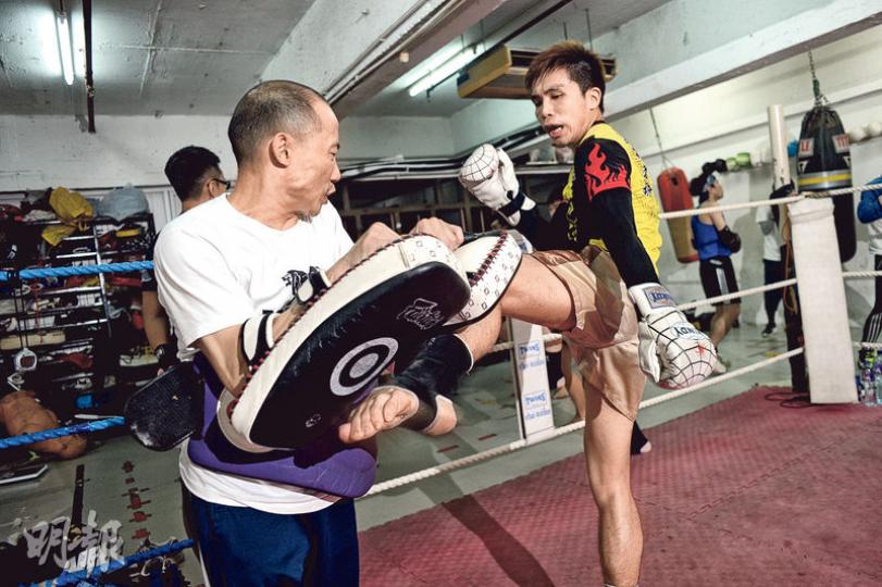 46歲的泰拳教練阮雲鵬(左)與彭梓健(右)本月初出戰一項比賽。賽前一周卻接獲原定對手受傷的消息,換成左撇子拳手,彭梓健鼓起勇氣迎戰,雖敗猶榮,決定全職教拳,望能平衡商業與傳統,傳授真拳術。(鍾林枝攝) 46歲的泰拳教練阮雲鵬(左)與彭梓健(右)本月初出戰一項比賽。賽前一周卻接獲原定對手受傷的消息,換成左撇子拳手,彭梓健鼓起勇氣迎戰,雖敗猶榮,決定全職教拳,望能平衡商業與傳統,傳授真拳術。(鍾林枝攝)