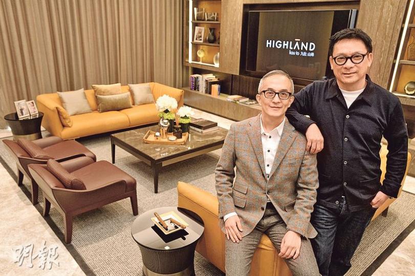 資本策略沙田九肚山峰,昨天率先讓傳媒參觀2間約2000方呎示範現樓洋房,其中1幢47號示範屋設計以歐陸風格為主,圖左為資本策略執行董事方文彬和項目總設計師梁志天(右)。(馮凱鍵攝) 資本策略沙田九肚山峰,昨天率先讓傳媒參觀2間約2000方呎示範現樓洋房,其中1幢47號示範屋設計以歐陸風格為主,圖左為資本策略執行董事方文彬和項目總設計師梁志天(右)。(馮凱鍵攝)