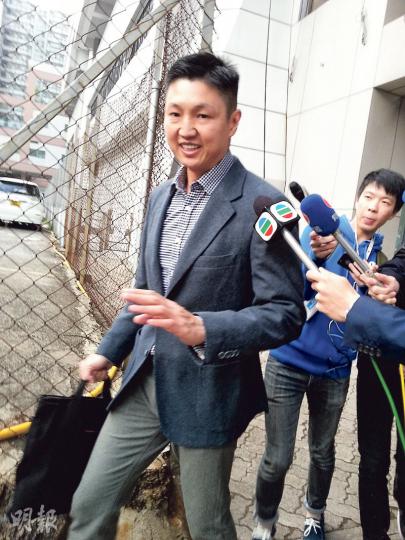 首被告梁竣傑(圖)在審訊時稱,任職攝影師的事主叫他介紹更多潛在客戶給他認識,他才把事主的電話號碼交予次被告,但這解釋不獲裁判官接納。(羅霜寧攝) 首被告梁竣傑(圖)在審訊時稱,任職攝影師的事主叫他介紹更多潛在客戶給他認識,他才把事主的電話號碼交予次被告,但這解釋不獲裁判官接納。(羅霜寧攝)