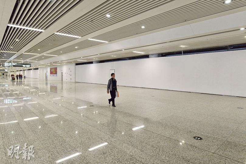 高鐵福田站按設計將設有大型商業區及餐飲區,但昨日站內店舖仍被圍板圍封,內部仍未完成裝修或暫無商家入住,由福田地鐵站通往高鐵福田站的一段道路顯得很冷清。(楊柏賢攝) 高鐵福田站按設計將設有大型商業區及餐飲區,但昨日站內店舖仍被圍板圍封,內部仍未完成裝修或暫無商家入住,由福田地鐵站通往高鐵福田站的一段道路顯得很冷清。(楊柏賢攝)