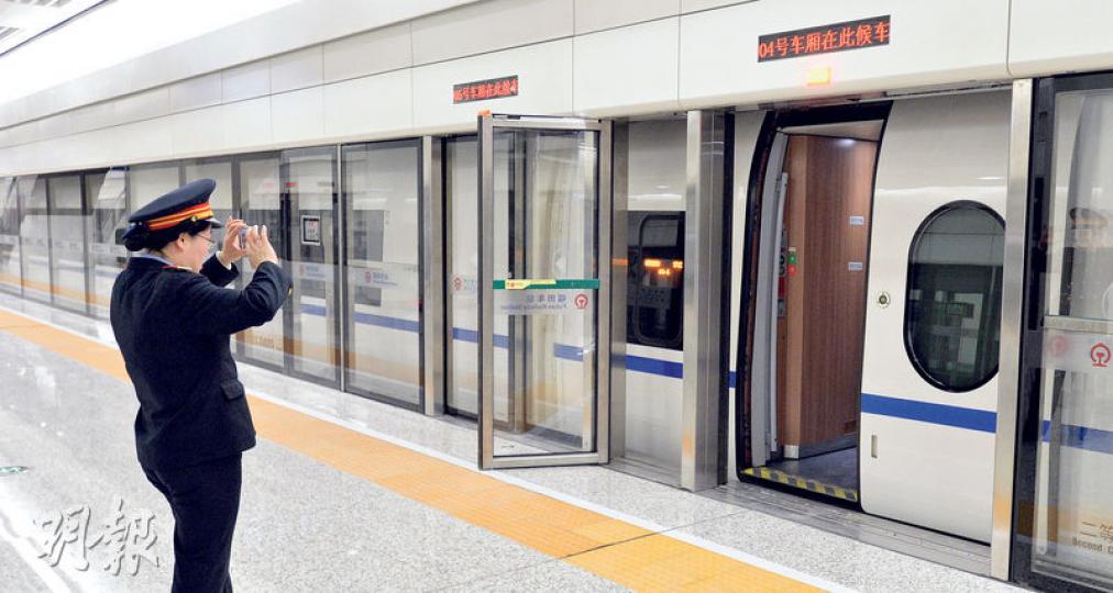 高鐵福田站月台設有幕門是內地高鐵站首創,但昨日首日高鐵列車投入服務時,有列車車門與幕門並不對位。有職員在現場指出,由於高鐵車長需透過手動方式將車門泊齊幕門,因此出現誤差。(楊柏賢攝)高鐵福田站兩個售票處的自動售票機,運作首日有不少都出現問題,顯示為 「設備維護中」而未能使用。(楊柏賢攝)本報記者昨到高鐵福田站16號入口時發現,該出入口位於爛地上,而且鎖上鐵閘仍未開通,市民要繞路到另一入口前往福田站。(楊柏賢攝)本報記者昨到高鐵福田站後,發現有部分車站出入口仍未開通,結果記者需走行車天橋,繞路到福 高鐵福田站月台設有幕門是內地高鐵站首創,但昨日首日高鐵列車投入服務時,有列車車門與幕門並不對位。有職員在現場指出,由於高鐵車長需透過手動方式將車門泊齊幕門,因此出現誤差。(楊柏賢攝)高鐵福田站兩個售票處的自動售票機,運作首日有不少都出現問題,顯示為 「設備維護中」而未能使用。(楊柏賢攝)本報記者昨到高鐵福田站16號入口時發現,該出入口位於爛地上,而且鎖上鐵閘仍未開通,市民要繞路到另一入口前往福田站。(楊柏賢攝)本報記者昨到高鐵福田站後,發現有部分車站出入口仍未開通,結果記者需走行車天橋,繞路到福